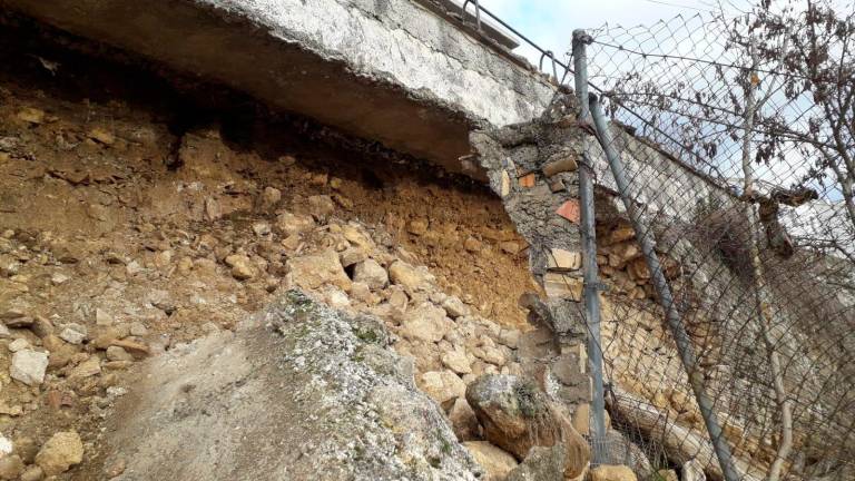 Alarma por el desmoronamiento de la calle de las Cruces en Alcalá la Real