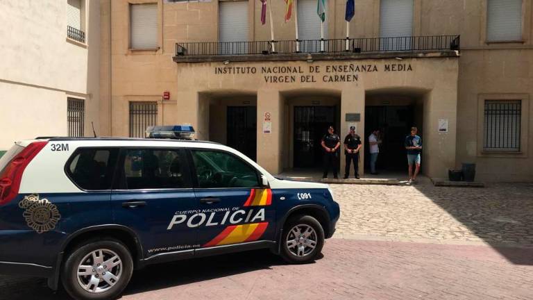 De la mujer que va a votar y encuentra su nombre tachado, al apoderado que se lleva las papeletas de la competencia en Jaén