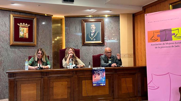 <i>Ángeles Isac García, Isabel Serrano Martínez y Manuel Fernández, durante la celebración de las jornadas formativas. / Á. Guzguti.</i>