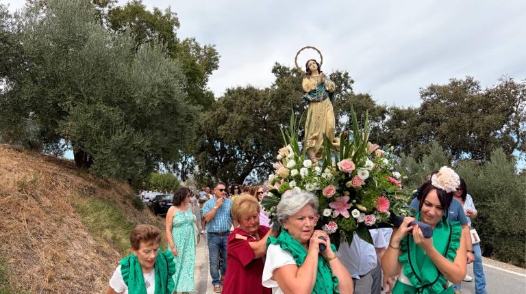 <i> Momentos de la procesión en el municipio. / Ana Isabel Bravo / Diario JAÉN</i>