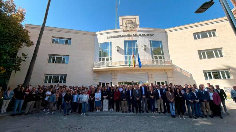 <i>La ciudadanía y las autoridades en el minuto de silencio por las víctimas de Urda. / Francisco J. Marín / Diario JAÉN.</i>