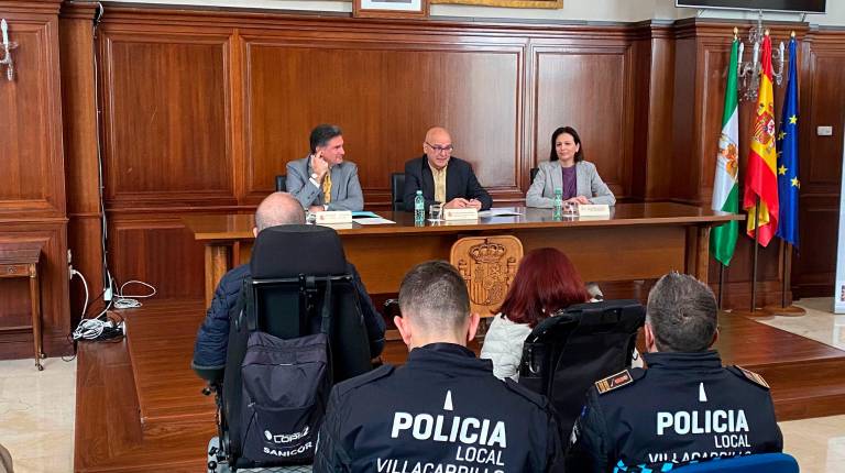 <i>Juan Diego Ramírez, Manuel Fernández e Isabel Uceda, en la reunión de la Subcomisión Provincial de Tráfico. / David Cejudo / Diario JAÉN. </i>