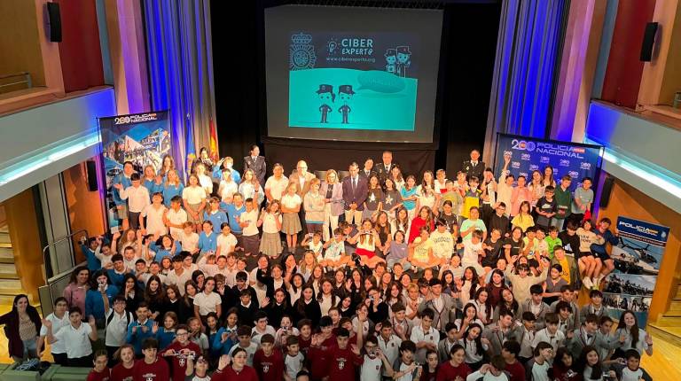 <i>Foto de familia de los estudiantes en el Teatro Darymelia.</i>