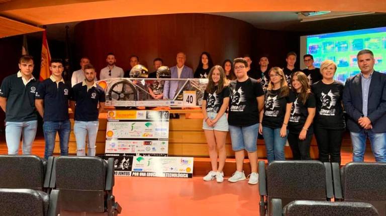 REUNIÓN. <i>Los alumnos de Andújar y los responsables del “Lince” con el consejero Imbroda y el delegado Antonio Sutil. </i>
