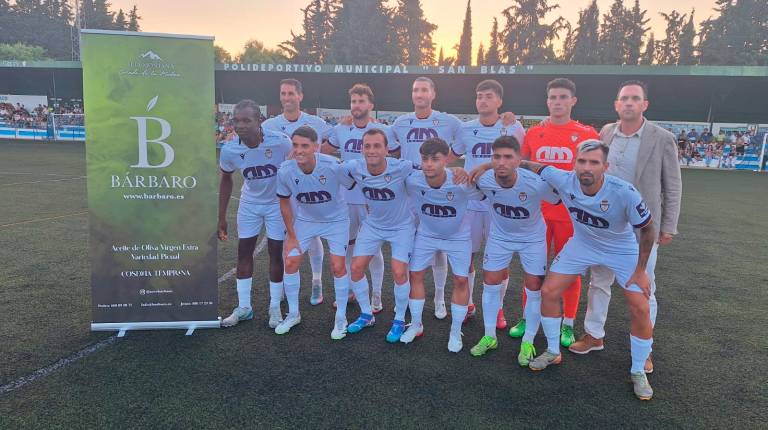 <i>Once inicial del Real Jaén frente al CD Villanueva: Juan José Fernández. </i>