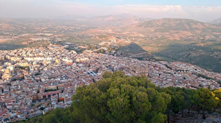 <i>Foto panorámica desde las alturas de la ciudad de Jaén. / Ayuntamiento de Jaén. </i>