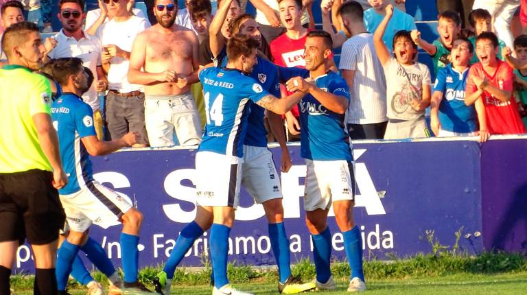 <span class=mln_uppercase_mln>ALEGRÍA</span><i>. Javi Bolo es felicitado tras marcar el primer tanto del Linares Deportivo ante el Tenerife B.</i>