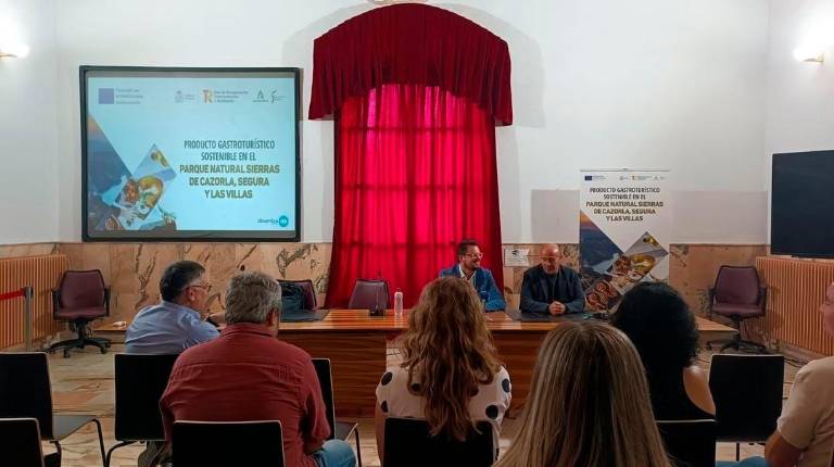 <i>El diputado de Promoción y Turismo, Francisco Javier Lozano, ha presentado en las localidades de Orcera y Cazorla la Guía Digital de Recursos Gastroturísticos de Cazorla, Segura y Las Villas. / Diputación de Jaén vía Europa Press.</i>