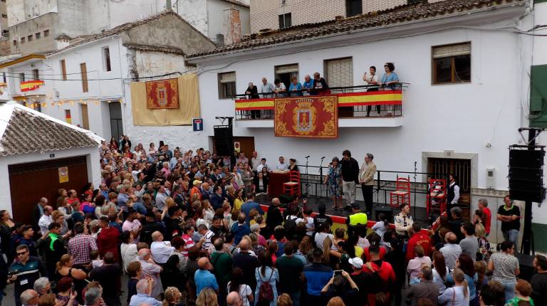 FESTEJOS. <i>La Banda Municipal anemizó el tradicional pasacalles inaugural de la feria del municipio. Domingo Zapata descubrió, junto al alcalde, la placa de la calle con su nombre. El encendido del alumbrado no tuvo inauguración oficial por culpa de la lluvia. </i>