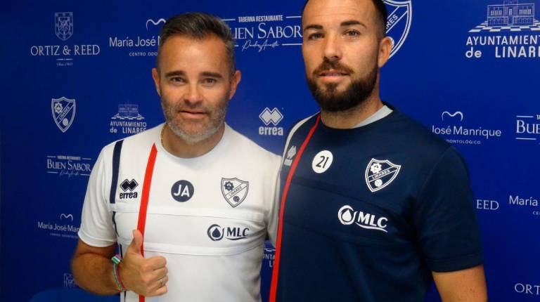 <span class=mln_uppercase_mln>COMPARECENCIA</span><i>. Juan Arsenal y Cervera posan antes de la rueda de prensa previa al partido de mañana.</i>