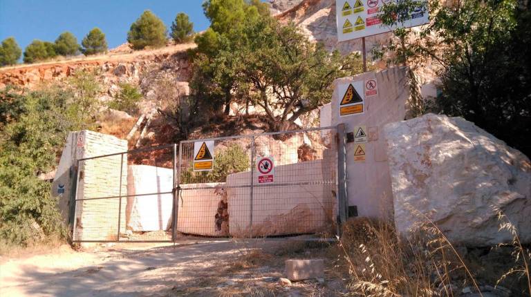 <i>Imagen de archivo del acceso a la cantera de la Fuente de la Peña. / Europa Press. </i>