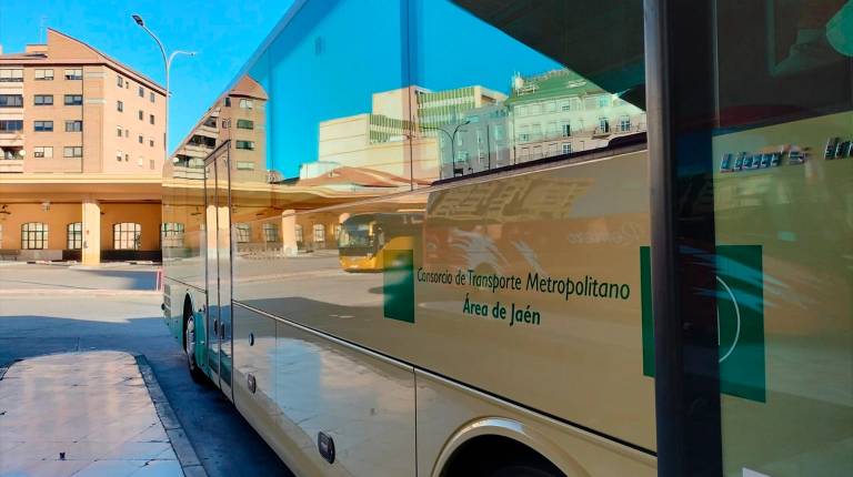 <i>Autobús del Consorcio de Transporte Metropolitano del Área de Jaén, en imagen de archivo. / Junta de Andalucía. </i>