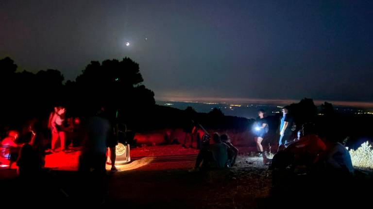 <i>Observación astronómica del programa “Jaén no duerme en verano”. / Ayuntamiento de Jáen. </i>