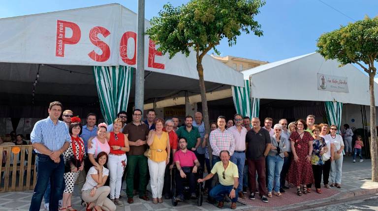 CONVIVENCIA. <i>Asistentes a la comida celebrada en la caseta del PSOE.</i>