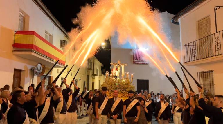 <i>Durante la procesión del Cristo Chico del Humilladero en Lopera. / Adrián Claudio Bonache / Diario JAÉN.</i>