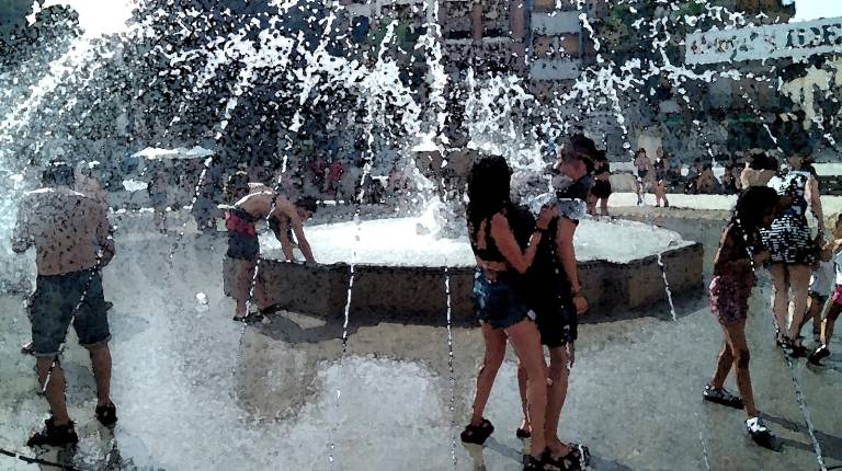 <i>La fuente refresca a los participantes en Etnosur, en Alcalá la Real|Diario JAÉN.</i>