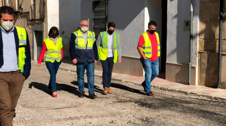 La Junta asfalta la antigua carretera J-312 en Torreperogil