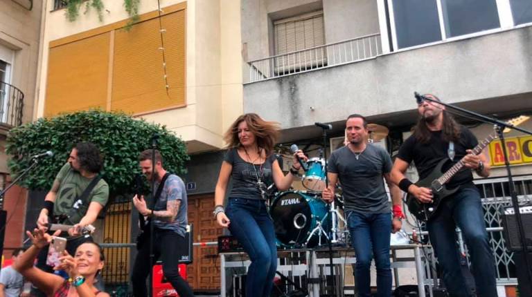 ALEGRÍA. <i>Corte de la cinta que simboliza el comienzo de las celebraciones patronales bedmarenses y concierto al aire libre celebrado por la tarde.</i>