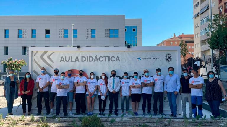 TRABAJO. <i>El alcalde, Julio Millán, y el concejal de Cultura, José Manuel Higueras, junto a los cincuenta participantes que trabajarán, durante la primera quincena del mes, en el yacimiento.</i>