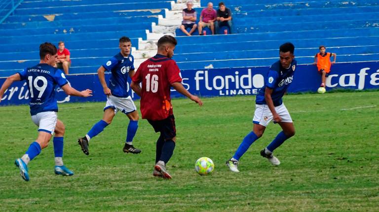 <span class=mln_uppercase_mln>JUGADA</span><i>. Isra, Chinchilla y Alan presionan a Styven en el partido del Linares Deportivo ante el Alhaurín de la Torre.</i>