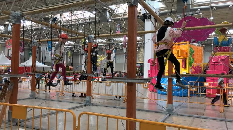<span class=mln_uppercase_mln>EJERCICIO. </span><i>Los niños realizan pruebas de equilibrio y destreza en una de las actividades que tiene Feduca en el Ifeja.</i>