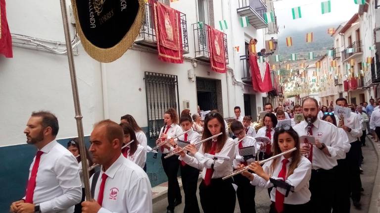 <span class=mln_uppercase_mln>alta participación. </span><i>Instantáneas de la procesión, con la banda Pila Pellenda, y, abajo, de la suelta de vaquillas.</i>