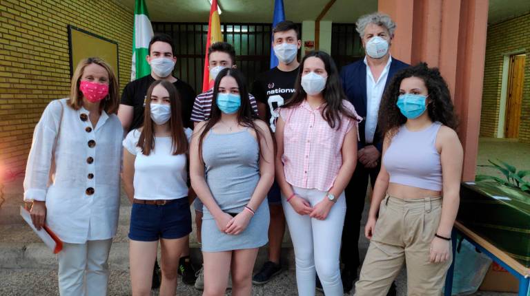 FUTURO. <i>Juan Espejo con el alumnado de segundo de Bachillerato del IES Sierra Mágina y la profesora María Isabel Guzmán, quien durante su intervención dijo esto: “Cuando el trato con nuestro alumnado se envolvió de emails, y correcciones frías [...], entonces nos dimos cuenta de lo importante y hermosa que es nuestra profesión”.</i>