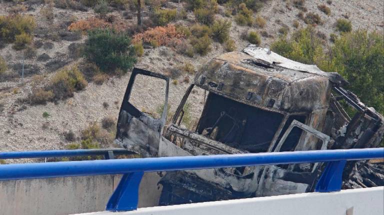 <i>Restos del camión tras el incendio. / Ayuntamiento de Jaén. </i>
