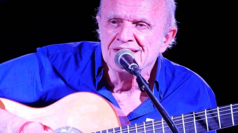 <i>Paco Segura, durante el concierto en el embarcadero de la presa de Siles.</i>