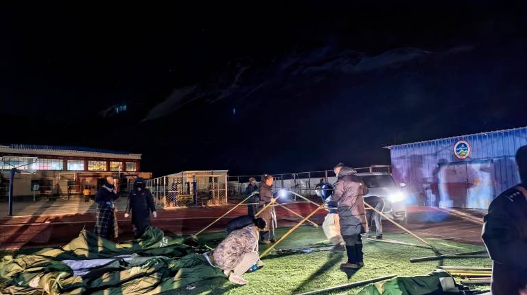 <i>Instalación de tiendas de campaña para los residentes afectados por el terremoto en una escuela primaria del condado de Baqing, ciudad de Nagqu. / Europa Press.</i>