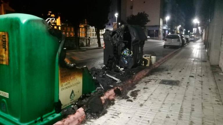 <i>Estado en el que quedaron varios contenedores de la calle Sefarad, frente al Complejo Hospitalario. PATRICIA GONZÁLEZ</i>