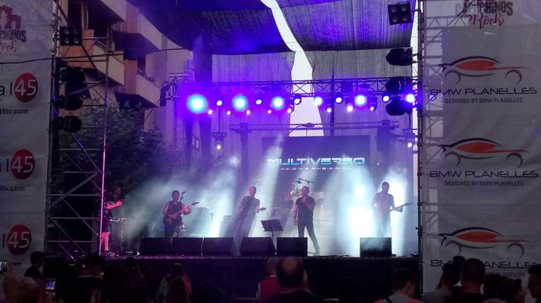 <span class=mln_uppercase_mln>iNAuGURACIÓN</span><i>. Miembros de la organización y representantes del Ayuntamiento en el comienzo del festival.</i>