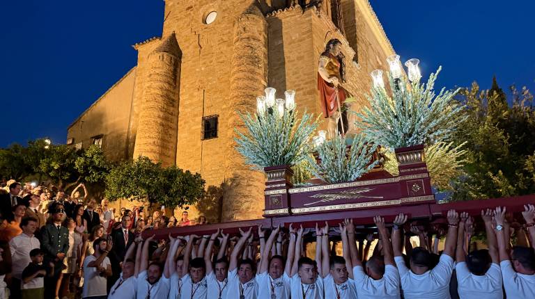 <i>Los anderos elevan al patrón en Arjona. / Nicolás Collado / Diario JAÉN.</i>