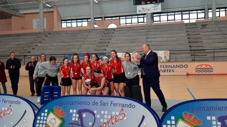 TÍTULO. <i>Las jugadoras del CD Málaga 91 posan con la copa de campeonas.</i>