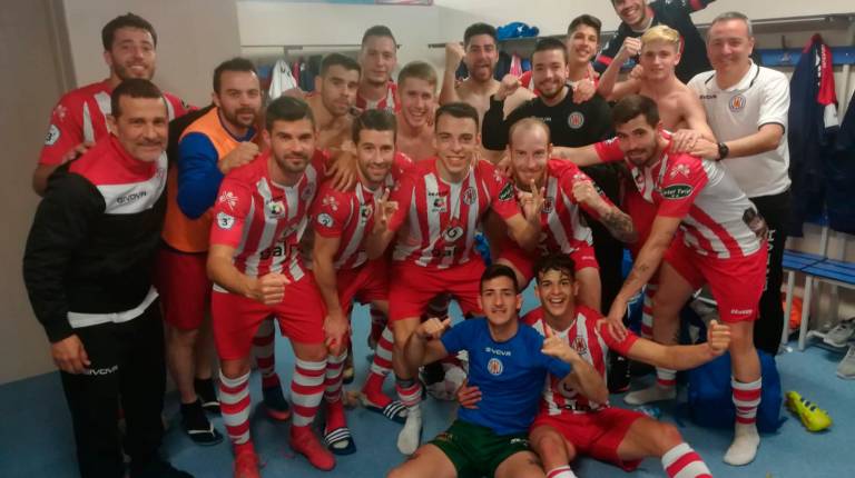 SUEÑO. <i>Los jugadores del Torredonjimeno celebran una victario que les permite seguir luchando por el play off.</i>
