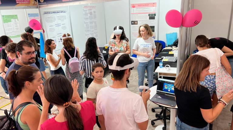 <i>Niños prueban gafas de realidad virtual. / Jason Moyano / Diario JAÉN. </i>