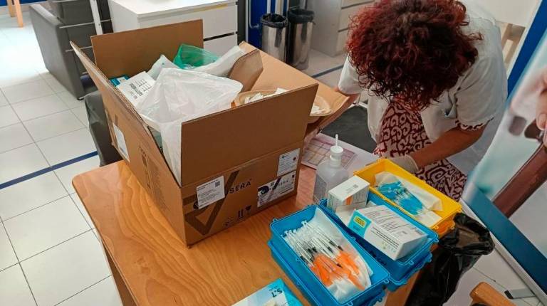 <i>Preparación de las vacunas por parte de una profesional de enfermería. Archivo.</i>
