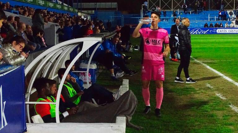 <span class=mln_uppercase_mln>ENTREVISTA</span><i>. Manu Sarmiento, jugador del Linares Deportivo, bebe agua antes de entrar al campo.</i>