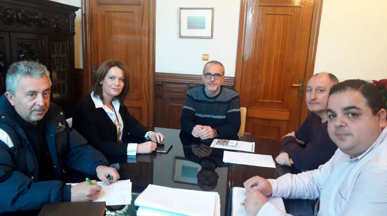 REUNIÓN. <i>Aurelio Cabello, Lourdes Martínez, José Miranda, Antonio Caño y Víctor Torres, en el Ayuntamiento.</i>