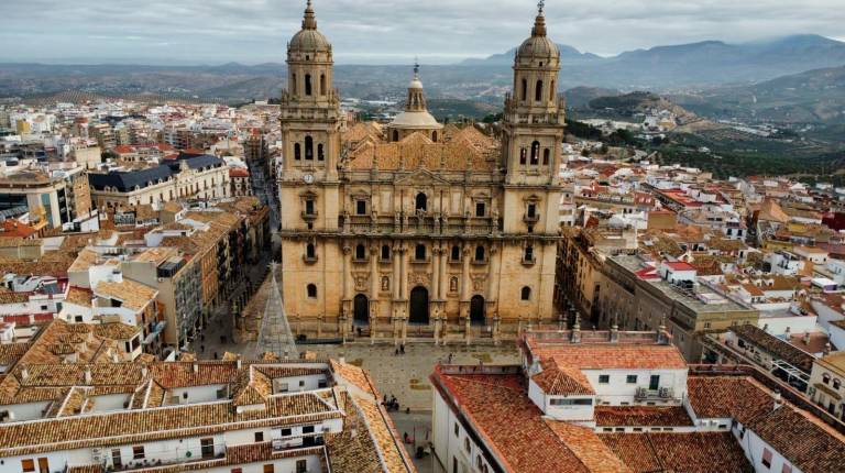 <i>Vista área de Jaén presidida por la Catedral. / Europa Press. </i>