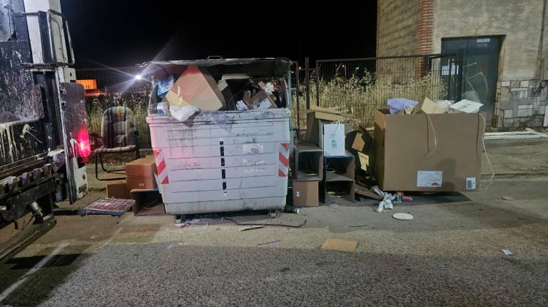 <i>Basura arrojada en distintas zonas de la ciudad. / Ayuntamiento de Jaén.</i>