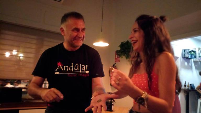 MAGIA. <i>El mago Miguel sorprende a Marta Sáez en una cafetería.</i>