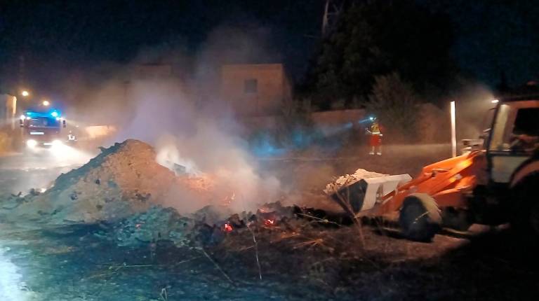 Los bomberos sofocan un incendio de leña y rastrojos en Iznatoraf durante la madrugada
