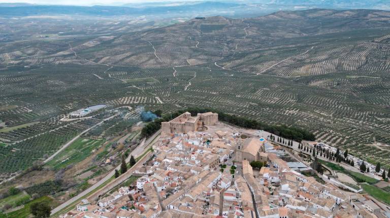 <i>Foto aérea de Sabiote y el mar de olivos que rodea al municipio. </i>