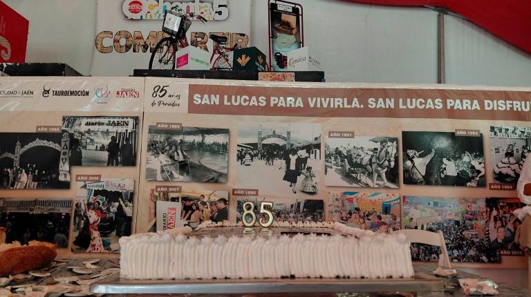 Fotogalería: El “tardeo” de la Feria de San Lucas vibra hoy al ritmo de Panza Invisible en la celebración de la Caseta de Diario JAÉN