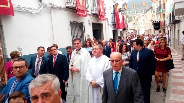 <span class=mln_uppercase_mln>DÍA GRANDE. </span><i>Autoridades religiosas y municipales, con responsables cofrades y vecinos.</i>
