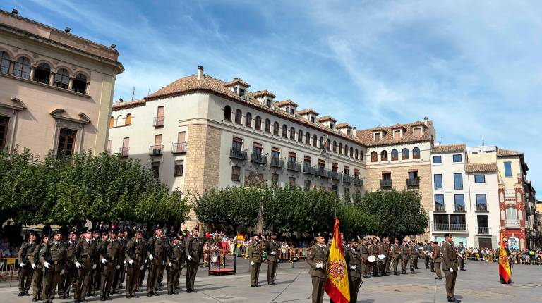 <i>La Brigada Guzmán el Bueno X en la plaza de Santa María, durante la jura de bandera civil. / Nuria Fernández Luque</i>