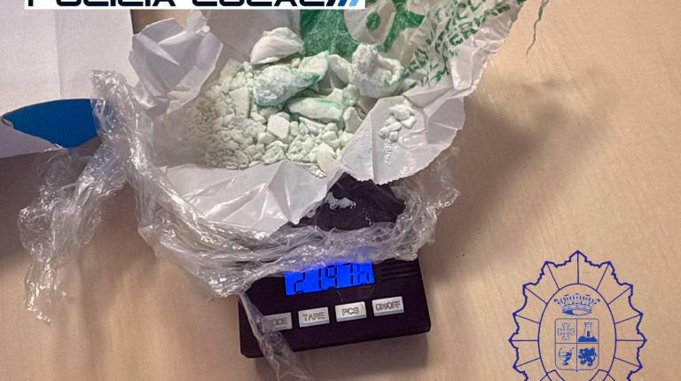 <i>La bolsa con 22 gramos de cocaína que la Policía Local de Martos incautó a dos jóvenes. / Policía Local de Martos.</i>