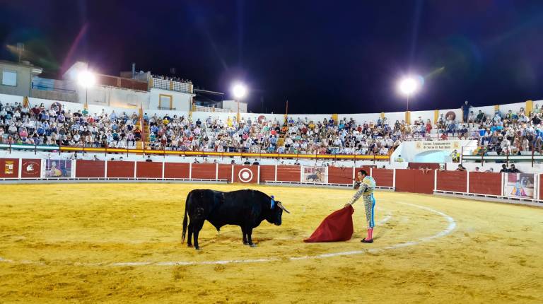 <i>Enrique Ponce, con la espada antes de entrar a matar a su último toro.</i>