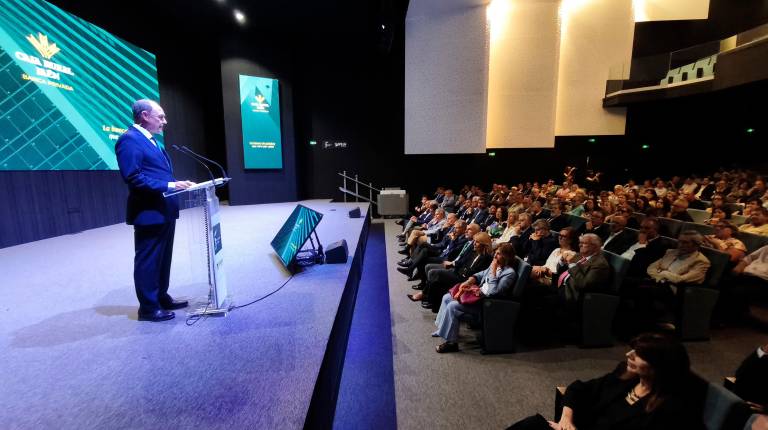 <i>El presidente de Caja Rural de Jaén, Juan Núñez, se dirige a cientos de empresarios en un Salón Guadalquivir totalmente lleno. / Agustín Muñoz / Diario JAÉN.</i>